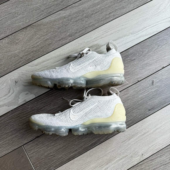 Nike Women's Air VaporMax 2021 Flyknit Shoes | Size: 7 | Pre-Owned Condition - Picture 3 of 7